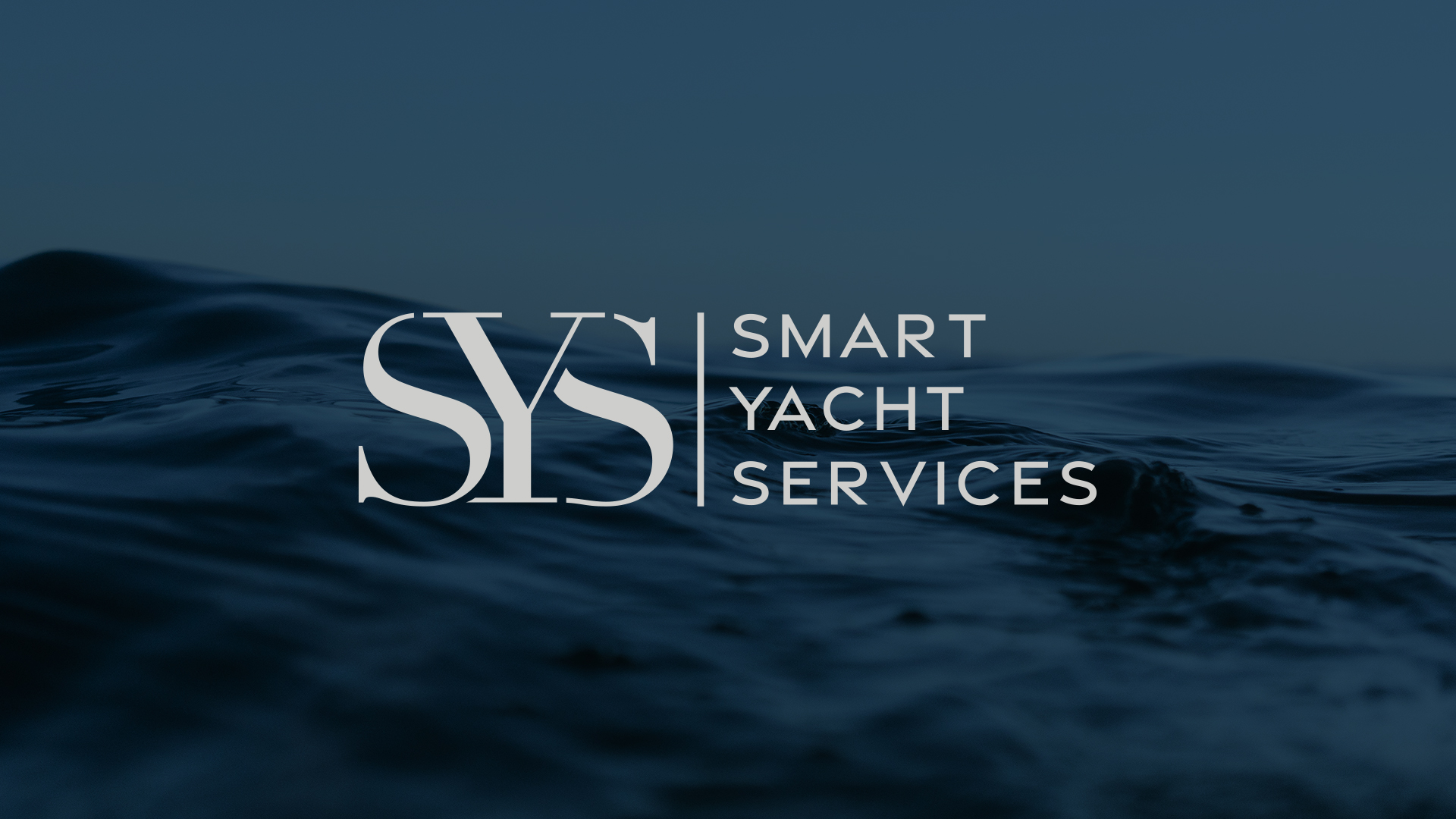 Logotype monogramme Smart Yacht Services sur fond photo d'ondulation de l'océan