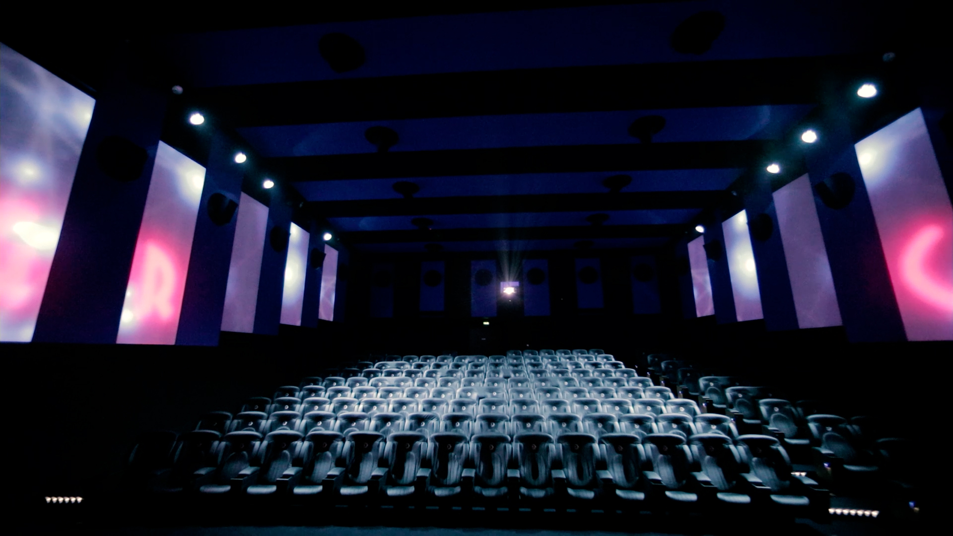 Photo de la salle de cinéma Immersive Cinema Experience vu depuis la scène.