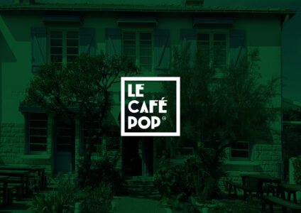 Image de couverture avec une photo de la façade du Café Pop de La Pallice situé à La Rochelle. Le logo du café se superpose sur l'image.