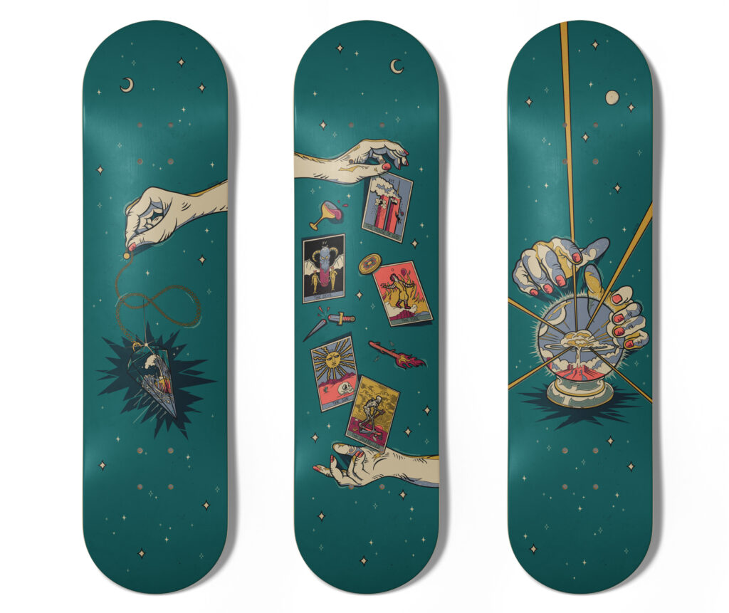 Des cartes de tarot, un pendule et une boule de cristal sont illustrés sur 3 planches de skate.